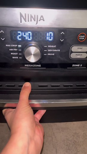 Recette pour 6 pains burger 🍔: le lien du airfryer est dans ma bio : -280g de lait tiède -1 sachet de levure boulangère -1-2 c à c de sucre -1 œuf -500g de farine -60g de beurre -sel 1) mélanger le lait tiède avec la levure et le sucre puis vider dans la cuve du robot. 2) pétrir à faible vitesse et ajouter l’œuf. 3) ajoutez la farine peu à peu puis le sel et pétrir progressivement jusqu’à la vitesse 4 du robot pâtissier, pendant environ 10 minutes. 4) ajouter les morceaux de beurre mou, puis co