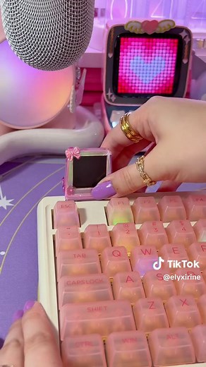 turned my Retro keyboard into a Coquette aesthetic! ˚ʚ🎀ɞ˚ I did my best to cover the Mini TV in pink tape, it has a lot of imperfections, but I still love how it turned out! 😍 I was planning to paint the mini tv and the casing but I don't want to ruin the classic retro look~ so I decided to put some dainty ribbon bow, heart wings, heart gem, and lace heart stickers to make it look fancyy 🩷🪽 if you're into Retro aesthetic mechanical keyboard, you can watch the full unboxing of the RT100 keeb