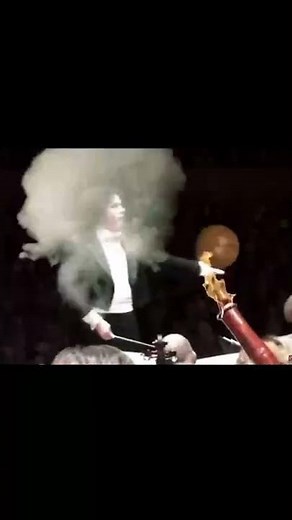 オーケストラの指揮者の動きに合わせて作られた動画が面白過ぎる