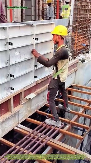 Installation von Holzpaneelen an einem Hochhaus