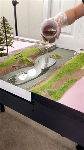 Pouring a resin river #modelrailroad #hoscale #resin