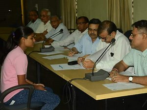 Bihar Topper scandal: Board Committee has asked a series of questions from Topper Ruby, Ruby wrote an essay Line | बिहार टॉपर घोटाला: बोर्ड कमिटी ने टॉपर रूबी से पूछे कई सवाल, रूबी ने लिखा एक लाईन का निबंध