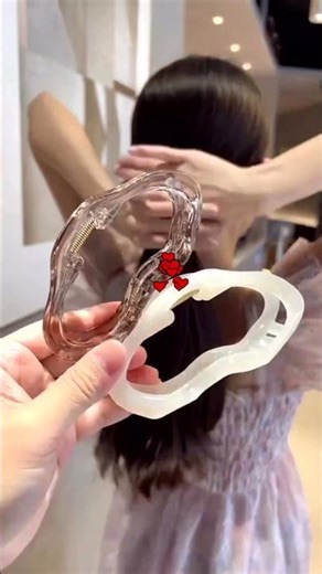Stop using regular clips! Try this aesthetic claw clip hack 😍 #Aesthetic #HairStyle