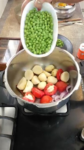 Itni aasan recipes ki jisko khana bana nahin aata wo bhi bana lega 😋 Quick aur majedar aloo matar ki sabji aur moringa (drumsticks) ke parathe #FoodsAndFlavors #RecipesByShilpi #FoodsAndFlavorsByShilpi #recipes #food | Foods And Flavors