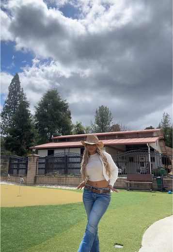 Cowboy Hat Style: Coastal Cowgirl Looks