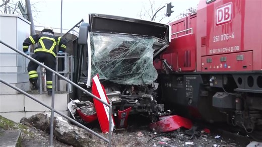 Schwerer Unfall in Hamburg: Linienbus stößt mit Lokomotive zusammen - junge Frau stirbt