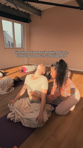 Marie | Transformation Féminine 🦋 Corps • Énergie • Liberté on Instagram: "“L’énergie, ce n’est pas scientifique.” Vraiment ? Le système nerveux, lui, est parfaitement réel. Les impulsions électriques du cerveau sont mesurables. Le cœur émet un champ électromagnétique que la science sait observer. Le corps humain fonctionne par signaux, fréquences, charges, informations. Ce que beaucoup appellent “énergie” est parfois simplement un autre langage pour décrire des mécanismes neuro-physiologiques