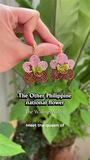 👑 Meet the other national flower of the Philippines, the queen of orchids herself – the Waling-waling. 💗 Vanda sanderiana, or more popularly known as the Waling-Waling, is an orchid endemic to Mindanao, particularly on Mt. Apo. The Bagobo, one of the indigenous peoples in southern Mindanao, are said to worship the waling-waling as a diwata. Their name for it, Diwatang Madayaw, means “beautiful goddess”. I first created the beaded version of the Waling-Waling in 2024, and she’s finally making a