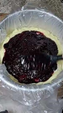 Bolo de Frutas vermelhas com nozes! #bolo #frutasvermelhas #nozes #confeitaria #branycakes