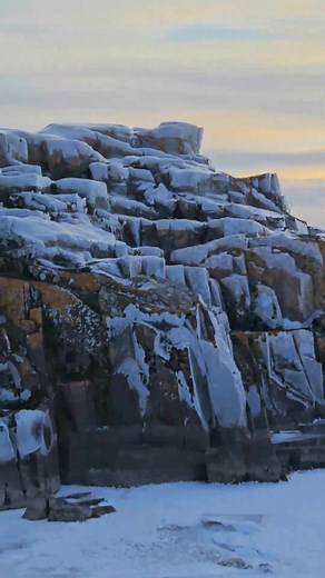 Winter is beautiful on Lake Superior ❄️! There are so many places to explore the waves, pancake ice, and ice covered rocks! My favorites are: ✅ Brighton Beach Park, Duluth ❇️ Stoney Point, on the Scenic Highway 61, just a few miles from Duluth ✅ Agate Bay, Two Harbors (walk to the lighthouse!) ❇️ Split Rock Lighthouse State Park ✅ Tettegouche State Park ❇️ Sugarloaf Cove ✅ Tofte Park ❇️ Grand Marais Harbor What is your favorite thing about Lake Superior in winter❓ Mine is the sounds of the ice a