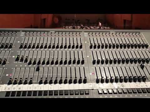 舞台音響、照明卓を操作する（プロセニアムライトのシュート）