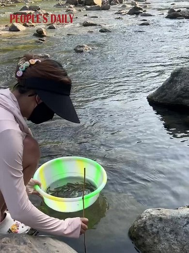 Chinese Woman Impresses with Amazing Fishing Skills