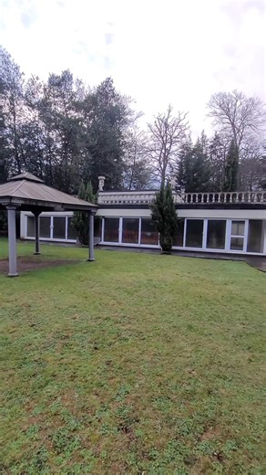Bruce forsyth's abandoned mansion in Surrey uk 🏚 #abandoned #urbex #abandonedplaces #abandoneduk #urbanexploring #fblifestyle #BruceForsyth #strictlycomedancing #abandonedmansion #famouspeople #celebrity | URBAN ROT