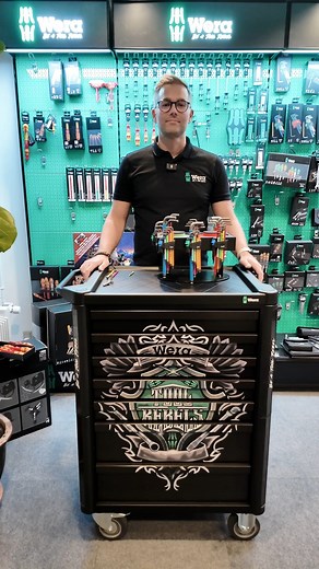 Visste du att våra Insexnycklar har en profil som heter Hex-Plus? Den är lätt konkav och ger en betydligt större anläggningsyta i skruvskallen. Resultatet: bättre grepp, mindre slitage och upp till 20 % högre vridmoment. Ingen rundad skruvskalle, inga svordomar – bara ren precision. ❤️‍🔥 Det här är standard på alla våra Insexnycklar. Hex Plus 👉 små detaljer, stor skillnad. Kommentera gärna vad du tycker om Hex-Plus! 🤘 #Wera #ToolRebels #beatoolrebel #HexPlus #WeraSweden #toolporn #verktyg #we