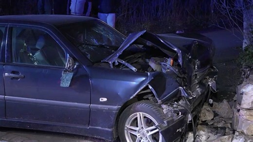 Unfall mit Mauer - Fahrer wird verletzt