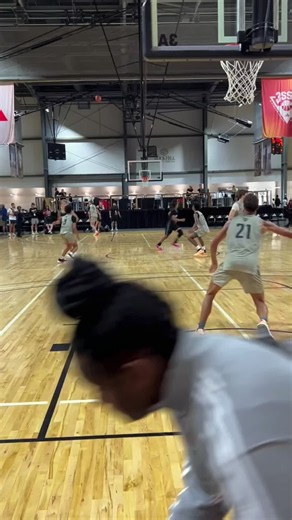 Last second buzzer beater for the win 🏀 #BuzzerBeater #GameWinner #ClutchShot #fyp #foryou