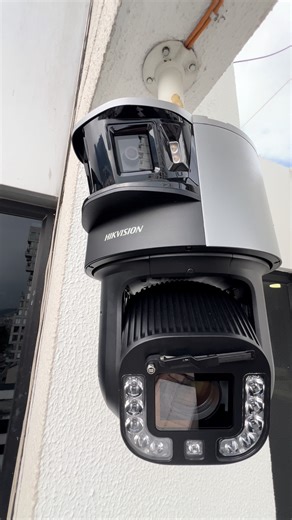 🎥 Esta cámara PTZ de Hikvision está instalada en lo alto, pero su visión lo abarca TODO. Con 360° de cobertura, zoom óptico y seguimiento automático, detecta personas y vehículos en tiempo real, incluso de noche, ¡gracias a ColorVu! ✅🎨 No es magia, es seguridad inteligente en acción. 😌✨ ¿Necesitas vigilancia proactiva en áreas extensas? Esta cámara será tu mejor aliado. #Hikvision #SeguridadInteligente #CámarasDeSeguridad #HikvisionLatam #ColorVuHikvision | Hikvision Latam