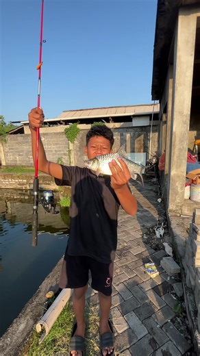 Mancing Langsung Bangun Tidur, Hasilnya Bikin Nangis