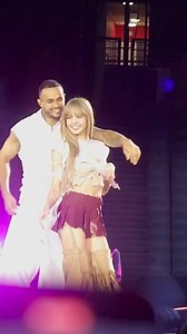 #Lisa with her dancers is something else | Lisa fans