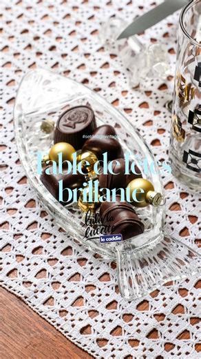 Lucile • brocante & photographies on Instagram: "✨🖤🍫 Le grand soir approche! Pour cette fin d’année j’ai eu envie de vous proposer un contenu un peu différent de ce que je fais d’ordinaire pour #lecaddiedelucette , je veux vous montrer que l’on peut faire de belles tables, joyeuses et festives avec une grandes majorités d’articles de seconde main, vintages ou chinés! On termine donc ce volet avec une proposition pour une jolie table de réveillon, chic et graphique; n’hésitez pas à me faire un