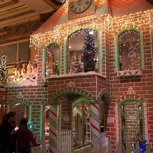 754K views · 7.3K reactions | The lobby of Fairmont San Francisco Hotel features a vast two-story gingerbread house made of over 10,000 gingerbread "bricks" and 3,300 lbs. of icing. | Tastemade | Facebook