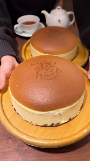 大阪名物！焼きたてふわしゅわチーズケーキ🧀 出来たてほやほやのりくろーおじさんのチーズケーキがカフェで楽しめる✨️ 焼きたてでしか味わえないふわふわな口当たりと シュワっととろけるエアリーな食感 風味豊かなチーズの芳醇な香りが口の中でほわっと香る贅沢な味わいが最高🤤 ちなみに、1ホール注文して 食べ切れなかったチーズケーキはお持ち帰りすることが出来るよ！ 平日は8席限定でオンラインショップから 事前予約出来るよー！ 超オススメ！！ 📍大阪 陸カフェROOM 超焼きたてチーズケーキ1ホール ¥1380 #りくろーおじさん #大阪カフェ #大阪グルメ #チーズケーキ #cheesecake #japanesefood