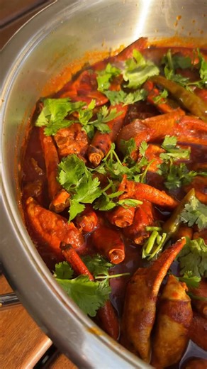 thisbrownmom@gmail.com (Rohann Chetty) on Instagram: "Spicy Crab Curry This crab curry is bold, flavorful, and packed with heat and tang—just the way we love it! Adjust the spice and sourness to suit your taste. Ingredients: • ½ cup oil • 1 tsp jeera (cumin) seeds • 1 onion, finely diced • 1 tsp turmeric • 1 tbsp Kashmiri masala • 1 tbsp rombo rossi masala • 1 tbsp seafood masala • 3 kg crab, cleaned and cut • 2-3 tbsp seedless black tamarind (soaked in water to form a paste, adjust to taste) • 