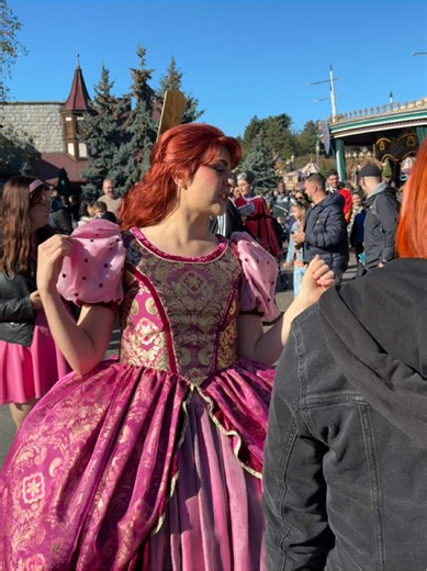 🇬🇧 “Cinderella has no human friends” 🫣😱 Anastasia and Drizella were fantastic and incredibly funny, we had some brilliant moments with them! 🩷💚🖤 🇫🇷 “Cendrillon n'a pas d'amis humains” 🫣😱 Anastasia et Drizella étaient fantastiques et incroyablement drôles, nous avons passé des moments géniaux avec elles ! 🩷💚🖤 #disneylandparis #disneyland #dlp #disneyanualpassholder #disneycastmember #mainstreet #disneyparks #disneycastle #disneylandpariscastmember #disneylandparispa #disneyfan #disn