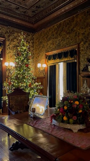 Chateau-sur-Mer, dressed for the season 🎄🎅🏽❄️ #newportri #newportmansions #newenglandchristmas | Newport Mansions