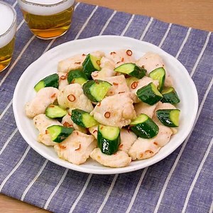 お箸が止まらない！ 鶏むね肉ときゅうりの旨塩炒めのレシピ動画・作り方 | デリッシュキッチン