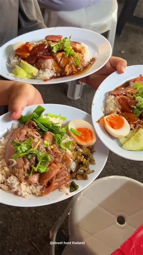 รับข้าวหมูกรอบ หรือข้าวขาหมูดีค้า 📍 ร้านอีด.อ.ก E ด.อ.ก enjoy เดิน แอ่ว กิน สนามหลวง2 เปิด เสาร์ -อาทิตย์ #tiktokพากิน #streetfood #thaifood #streetfoodthailand