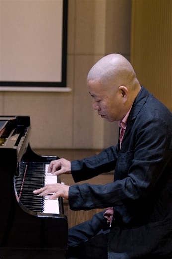 Trần Minh Tuấn không chỉ là nghệ sĩ biểu diễn, mà còn là người bạn tri kỷ của nhạc sỹ Phú Quang suốt nhiều năm. Trong “Khát Vọng”, anh trở lại với tiếng đàn da diết – như một lời tri ân sâu lắng gửi tới người nhạc sĩ mà anh trân trọng. 📌 ĐÊM NHẠC "KHÁT VỌNG" 📅 20h00, Thứ Bảy – 04.10.2025 📍 Nhà hát Hồ Gươm – Hà Nội ☎️ Liên hệ đặt vé & hỗ trợ: 096 450 1999 | 092 969 8555 | 0933 867 878 🎫 Nhận vé trực tiếp tại: – Hà Nội: 66–68 Nguyễn Văn Cừ, Long Biên | 0967 93 92 79 – TP. Hồ Chí Minh: B132 The