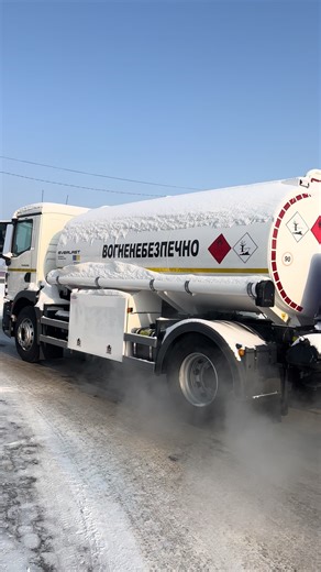 🚛 Передача паливозаправника клієнту | MAN TGM 18.250 4x2 Офіційний дилер MAN у місті Чернівці здійснив передачу клієнту паливозаправника MAN TGM 18.250 4×2 BL CH ADR, повністю підготовленого до роботи та укомплектованого згідно з вимогами ADR. Автомобіль оснащений дизельним двигуном MAN D0836 LFL89 (екологічний клас Євро-5), автоматичною коробкою передач MAN PowerMatic 08.13 OD та надійною цистерною EVERLAST загальним об’ємом 11 м³ з додатковою ємністю 500 л для AdBlue. Корисне навантаження — 1