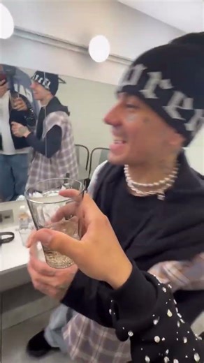 BRINDIS DE DUKI Y C.R.O DESPUES DEL SHOW🇯🇵 #parati #duki #crocraxker #showenvivo #barderos #concert