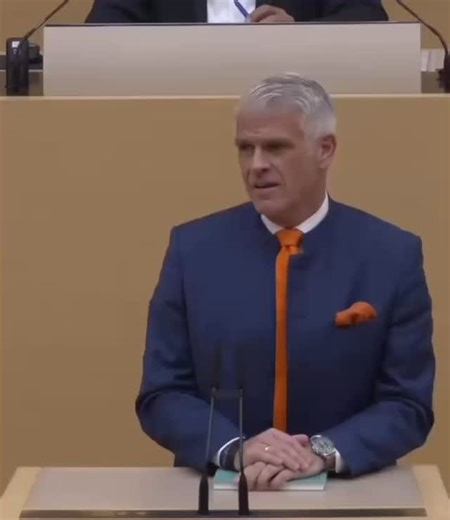 Sind Gastronome „Vergifter“? Sind Handwerker „Steuerhinterzieher“ und unsere Bauen „Tierquäler“?! NEIN! Wir brauchen als Staat und staatliche Behörden ein anderes Mindset🔥! Mehr Vertrauen, statt Totalüberwachung 💪🏻 - nur so gewinnt die Politik das Vertrauen der Menschen in unseren Staat zurück 🍀! #vertrauen #schlankerstaat #schlankesbayern #bayern #bauer #handwerker #gastronom #menschen | Steffen Vogel