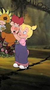 A Troll in Central Park (1994) is one of those quietly forgotten ’90s animated movies that hits straight in the childhood feels 🌱✨ It follows Stanley, a gentle, flower loving troll who can make plants grow just by singing. In a world of gloomy, mean spirited trolls, that kindness is seen as a problem so Stanley is banished to the scariest place imaginable: Central Park, New York City. Instead of danger, Stanley finds something better. He befriends two lonely kids, Gus and Rosie, and together th
