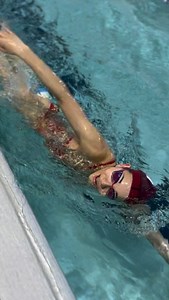 ダッシュスイミングスクール【チャンプくん】 on Instagram: "マスターズ合同練習会×競泳部 ⁑ 前の人はプル、後ろの人はキック。 役割は違っても、目指すゴールは一緒👏🏻 姿勢・水流・リズムを感じ合うこのドリル、見た目以上に難しくて、見た目以上に楽しい😁✨"