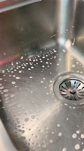 Aina ei tarvitse pärjätä yksin 💔 ”Tykkään siivota ja siksi tuntui hyvältä tarjota apua Commun kautta nimenomaan siivoukseen ja siistimiseen. Toivon että äidille jää tästä hyvä mieli ja toivoa tulevaan.” Lämmin kiitos Satu kun autoit ja kun jaoit kokemuksesi Commusta 💚 Lataa Commu nyt ja tee tällä viikolla yksi hyvä teko! #auttaminen #naapuriapu #välittäminen #mielenterveys #yksin | Commu App