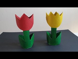 Tulipe printanière avec un rouleau de papier toilette