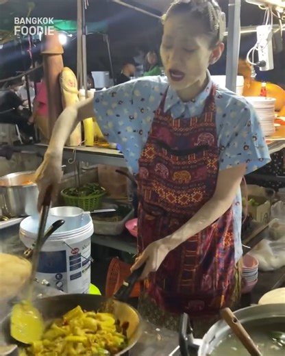 1.7M views · 10K reactions | Gordon Ramsay, is that you  Jay Kob Tom Yum Kung Bang Lamphu | Foodie | Facebook
