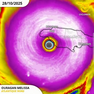 28/10/2025 : L’évolution de l’œil de Melissa sur la Jamaïque L’œil du cyclone à touché terre vers 17utc. Rapidement ce dernier a perdu en définition avant de quasiment disparaître. 🔢 Donnée finale avant atterrissage : 🔸️295 km/h en vent soutenu 🔸️350 km/h en rafales 🔸️892 hPa en pression C’est donc la confirmation d’un événement exceptionnellement grave, probablement un des pires impact cyclonique sur les terres habitées dans l’histoire du bassin Nord Atlantique 😳 Maintenant on attend des n