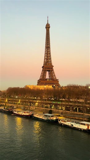 Paris, c’est magnifique ! 😍 Payez 2€ un ticket de métro pour embarquer sur la ligne 6, survoler Paris et une vue sur la dame de fer ! #fyp #pourtoi #paris #ligne6 #toureiffelparis