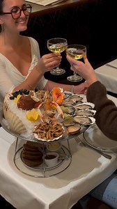 Ici, le temps s’arrête… mais juste assez pour un bon plat, un café, un sourire. La Coupole, c’est Paris qui vit, qui rit, qui mange. #lacoupole #lesbrasseriescestparis #montparnasse #paris14 #parisfollies | La Coupole Paris