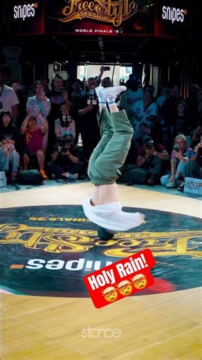 Champion of freestyle session holy rain just went off and blew up the room! 🔥🔥🔥