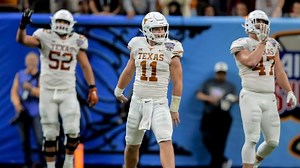 Texas beats Georgia, clinches first 10-win season since 2009