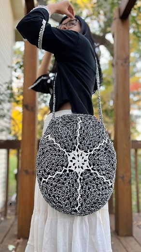 Hello, I’m Wan 😍 on Instagram: "This crochet circle bag tutorial is live now on knitcroaddict’s YouTube channel 🤩🙌🧶 Hope you enjoy! #crochetbag #crochetbagtutorial #crochetyoutube"