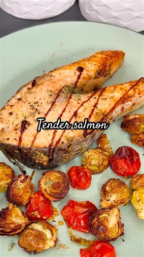 Tender salmon in the air fryer with Brussels sprouts and lemon 🍋🐟✨