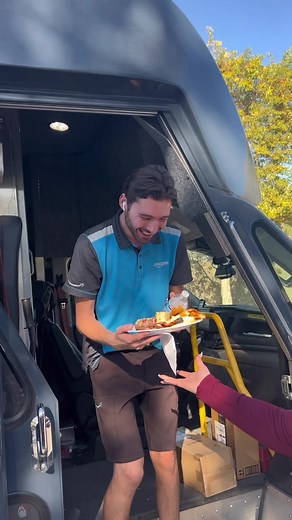 Giving our Amazon driver a plate #merrychristmas🎄 #appriciationpost | giving people foods