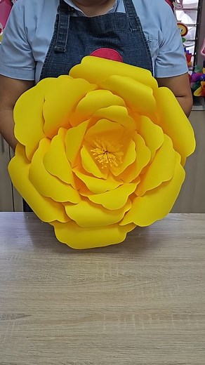 Aprende a hacer flores de cartulina con nuestro tutorial detallado. Una manualidad encantadora para dar vida a tus ideas. 🌺📏✨ #ManualidadesYMás | Manualidades Y Más