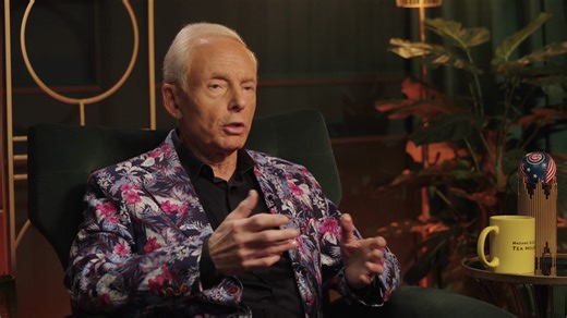 Elliot Mintz shares the unforgettable story of how he first met John Lennon and Yoko Ono in Ojai, California. This wild introduction to the private world of John and Yoko reveals the eccentric charm that surrounded the couple in the 1970s. Watch the full conversation on Youtube: https://www.youtube.com/watch?v=4MoRmOZEW8Y&t=6s | William Patrick Corgan